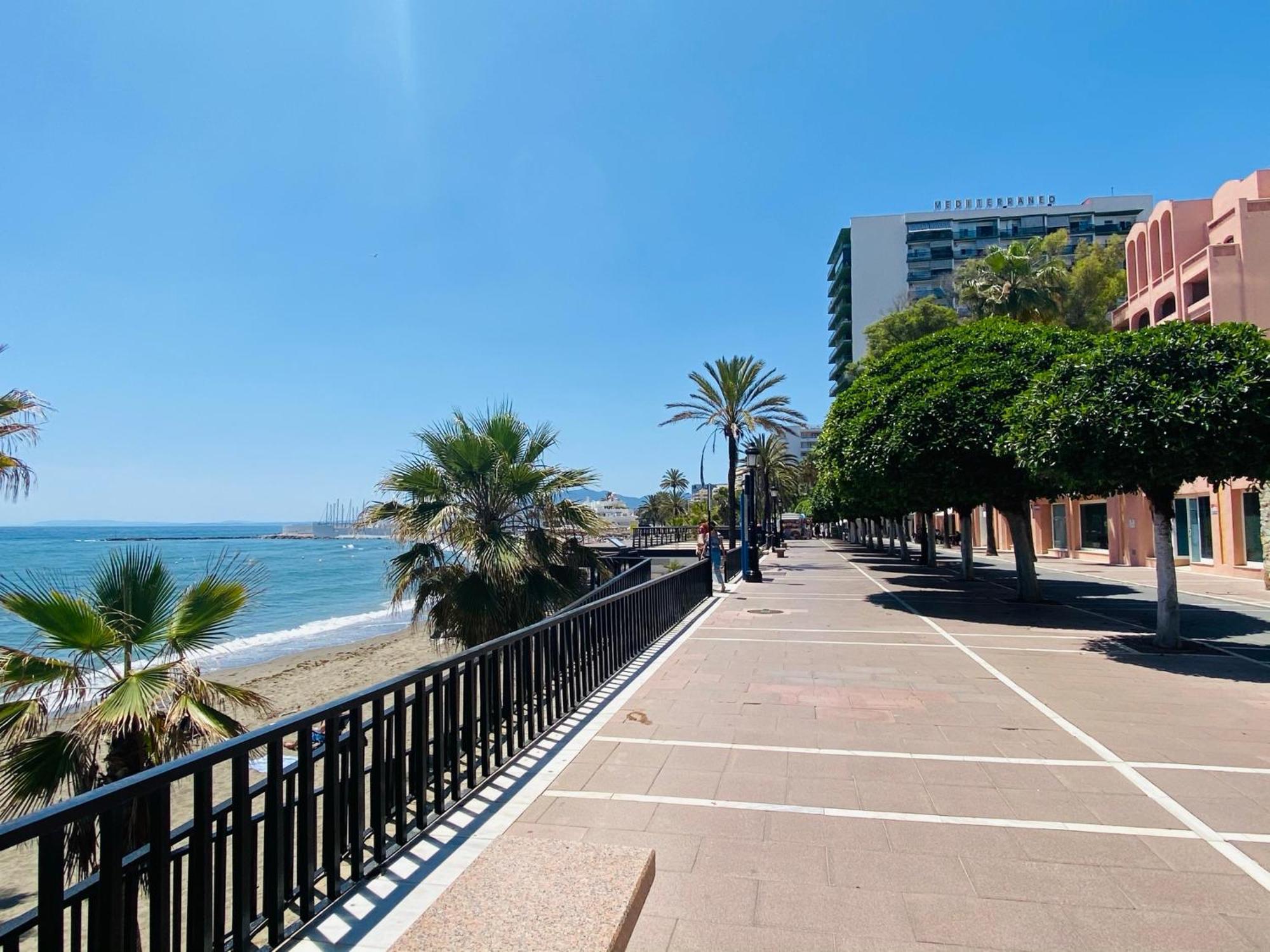 Apartment On The First Line Of The Sea With A View And Free Parking 마르베야 외부 사진